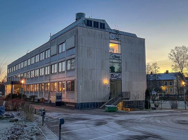 Kommunhuset i Norberg. Foto taget från högra gaveln.